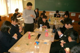 ひのき花を授業で作る中学生